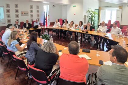 Reunião da AMAL fez o ponto de situação da Estratégia Regional de Acesso à Habitação, com responsáveis dos 16 municípios.