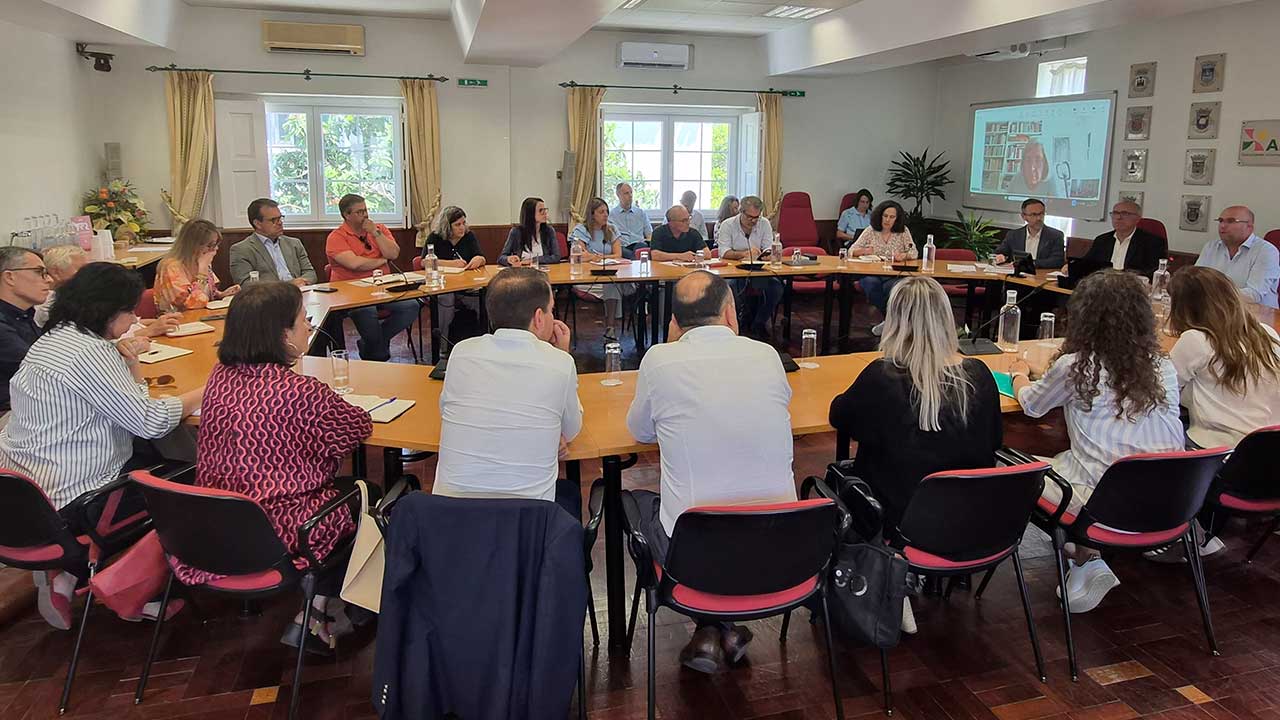 Reunião da AMAL fez o ponto de situação da Estratégia Regional de Acesso à Habitação, com responsáveis dos 16 municípios.