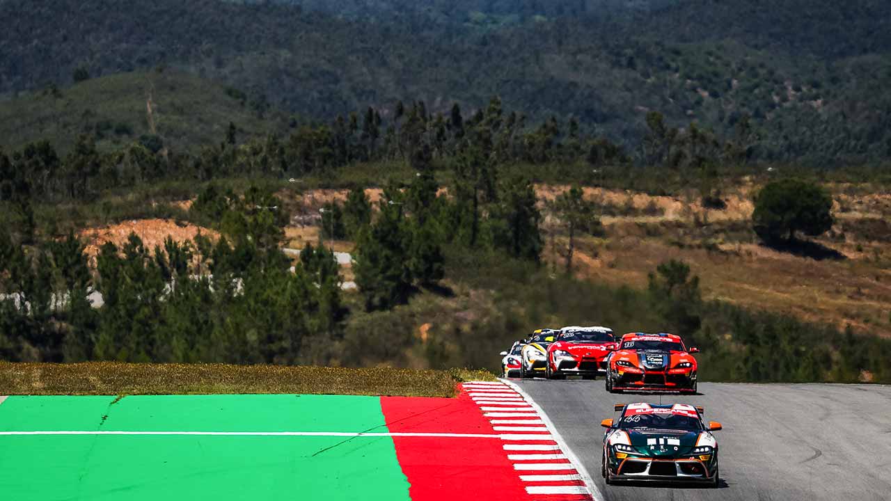 Alexandre Areia e Nuno Afonso triunfaram após corrida intensa no Algarve.