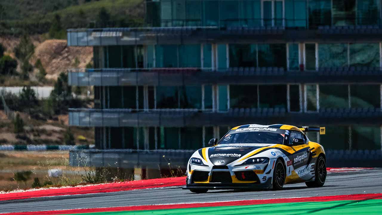 Alexandre Areia e Nuno Afonso triunfaram após corrida intensa no Algarve.