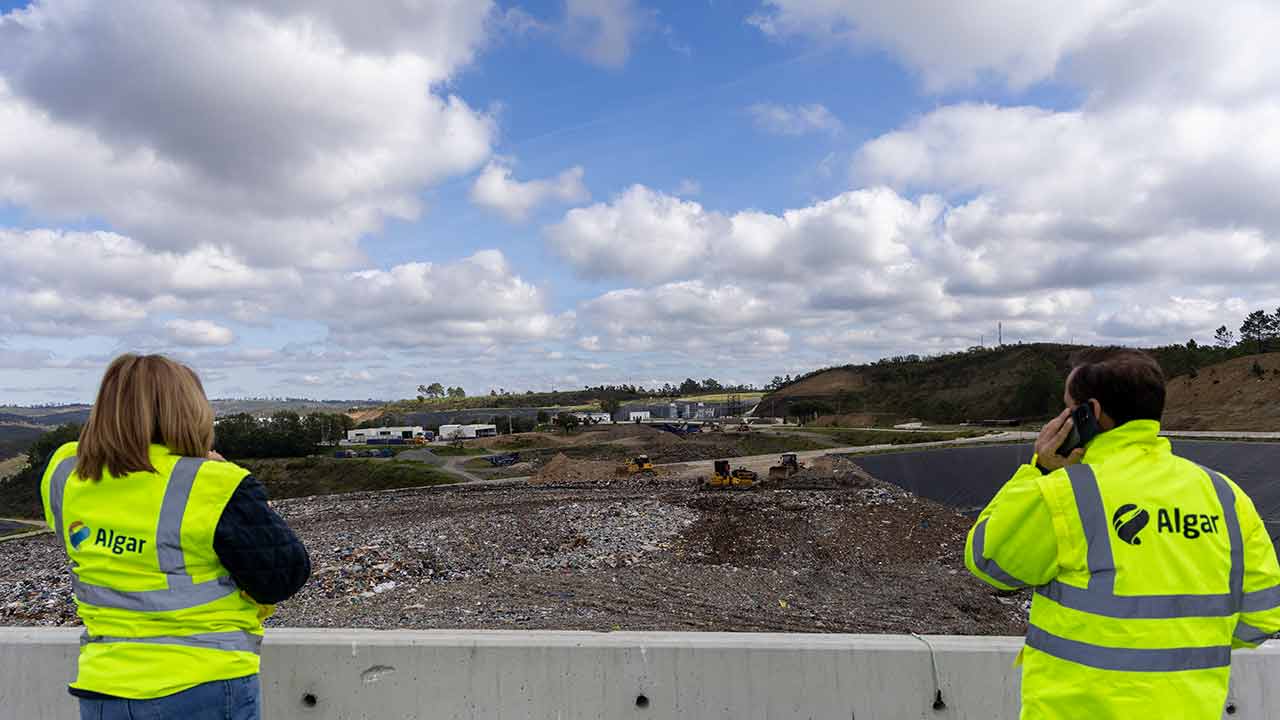 A associação ambientalista Almargem critica a expansão dos aterros sanitários e defende alternativas sustentáveis para os resíduos.