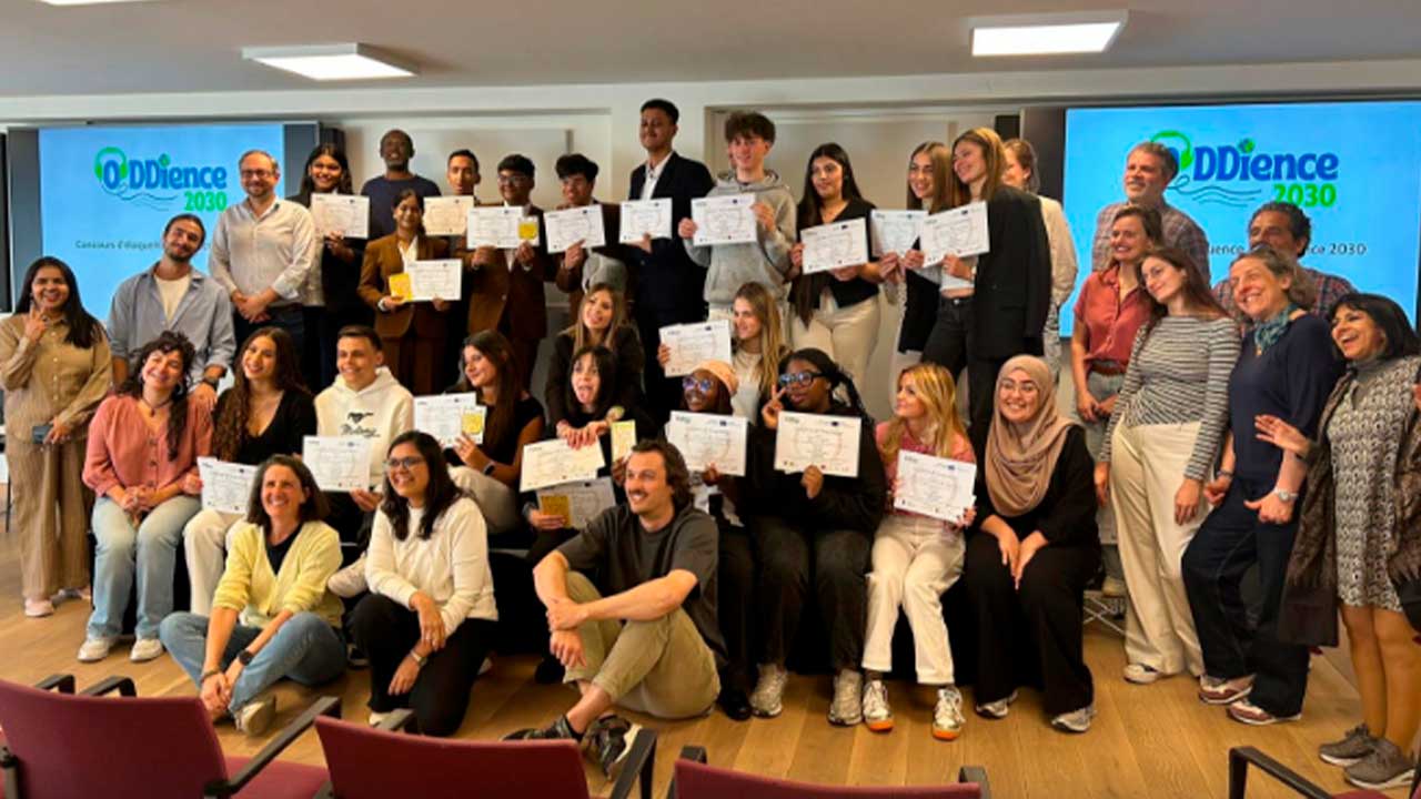 Cinco alunos de Albufeira participaram num Concurso Internacional de Eloquência em Bruxelas e um dos grupos alcançou o segundo lugar.