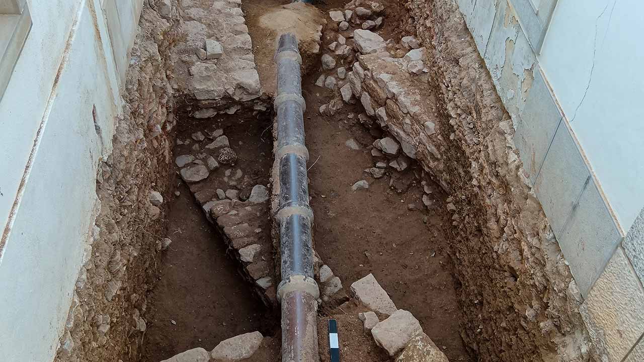 Escavações arqueológicas no Centro Histórico de Loulé revelaram vestígios romanos inéditos, enterramentos e novos dados sobre a evolução da cidade.