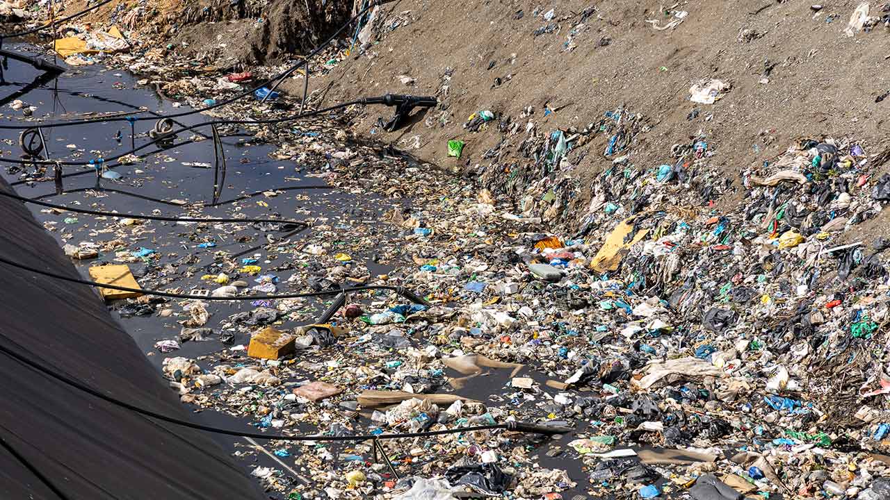 Algarve enfrenta risco de saturação dos aterros e procura solução para os resíduos que não podem ser reciclados.