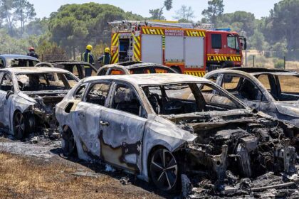 O incêndio no Biogal, em Faro, destruiu sete automóveis e voltou a levantar preocupações sobre parques improvisados de rent-a-car.