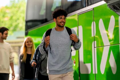 Concertos de Bad Bunny levam a FlixBus a reforçar viagens Algarve-Lisboa entre 26 e 28 de maio, após reservas esgotadas.