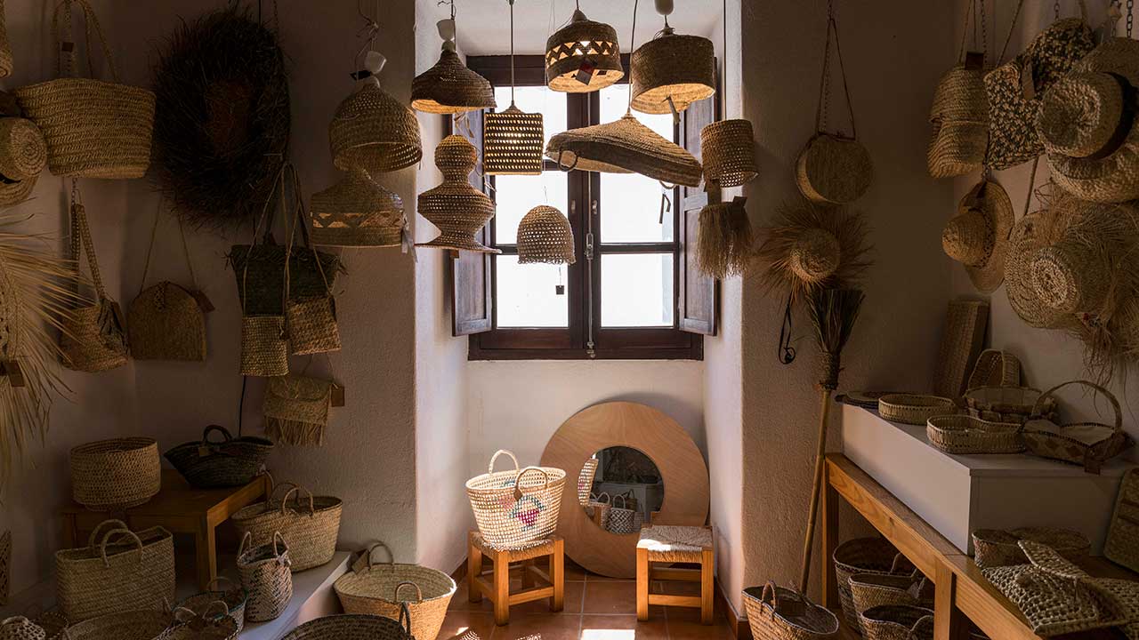 A Casa da Empreita está à procura de novos artesãos para preservar a tradição da palma no Centro Histórico de Loulé.