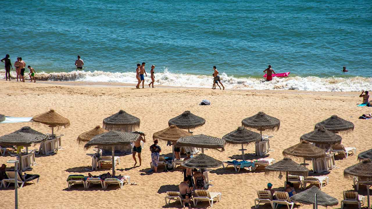 Concessionários dizem cumprir normas de ordenamento das praias e rejeitam críticas da Agência Portuguesa do Ambiente.