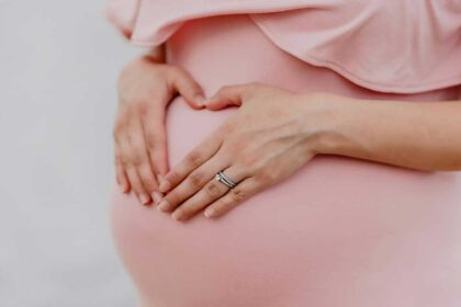 Projeto «Conversas com Barriguinhas» promove em Faro uma sessão gratuita para futuras mães e famílias.