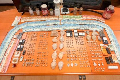 PSP de Faro apreendeu heroína, cocaína, dinheiro e viaturas durante uma operação contra o tráfico de droga.
