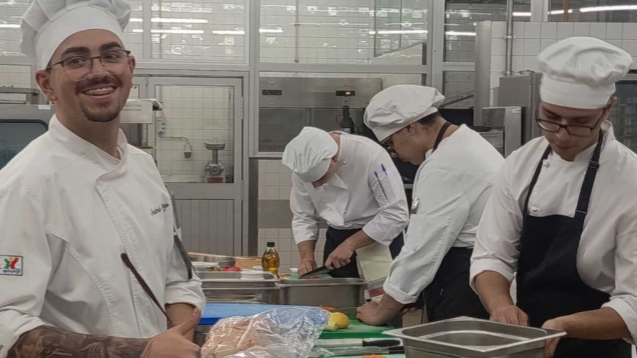 Conservas de carapau e atum com combinações inesperadas são criadas por alunos da EHTA no projeto «Gastromar», que aposta na inovação alimentar.