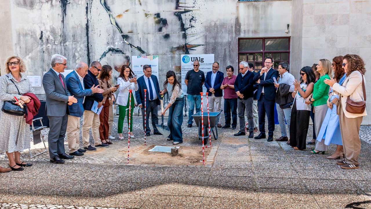 UAlg lançou a primeira pedra do novo Edifício Digital no Campus de Gambelas, em Faro.