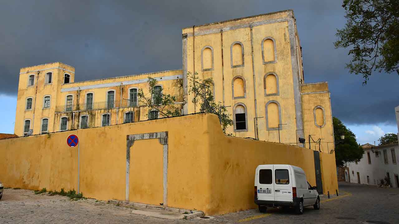Faro admite encerrar espaço usado pela ARCM na Fábrica da Cerveja devido à degradação do edifício e falta de licenciamento.