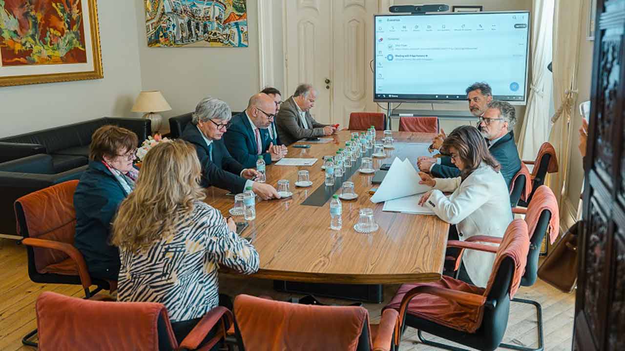 Município de Faro prepara transferência da gestão do porto comercial após reunião com o Governo.