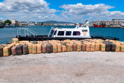 A GNR apreendeu cerca de quatro toneladas de haxixe numa operação na Ria Formosa.