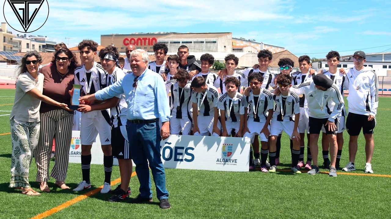 Ginásio de Tavira sagra-se campeão da Liga Algarve de Futebol Iniciados após percurso sólido, com equipa sub-15 a destacar-se ao longo da época.