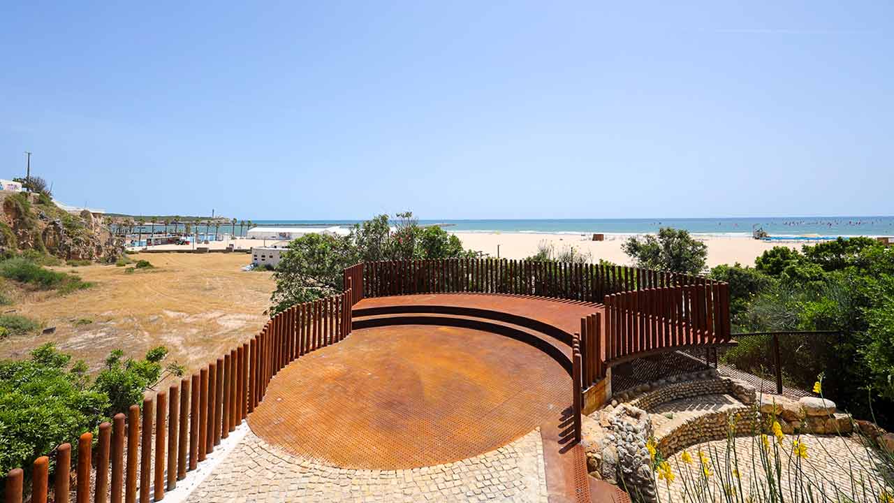 Espaço histórico da Praia da Rocha reabre ao público após uma intervenção financiada pela Taxa Turística de Portimão.