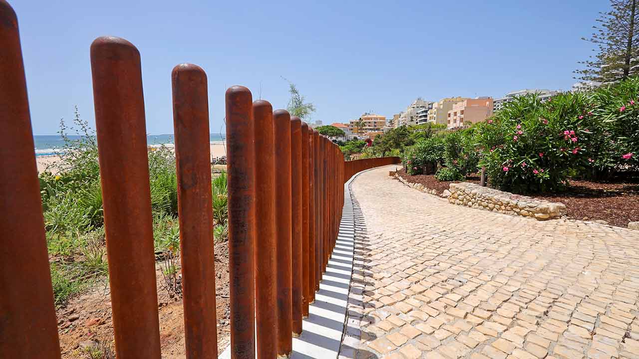 Espaço histórico da Praia da Rocha reabre ao público após uma intervenção financiada pela Taxa Turística de Portimão.