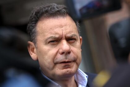 Governo mais reformista é a forma como Luís Montenegro descreve o executivo, ao mesmo tempo que minimiza críticas de Pedro Passos Coelho.