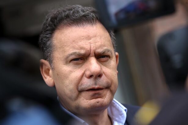 Governo mais reformista é a forma como Luís Montenegro descreve o executivo, ao mesmo tempo que minimiza críticas de Pedro Passos Coelho.