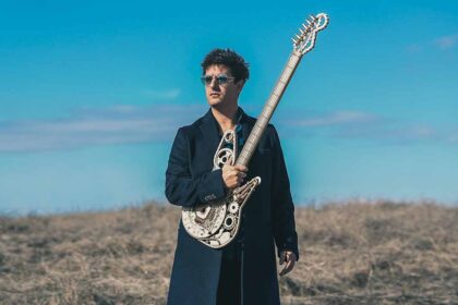 O músico Luís Sequeira apresenta o álbum «Quer Sequeira quer não» no Teatro Lethes, em Faro, explorando temas ligados ao amor e ao desamor.