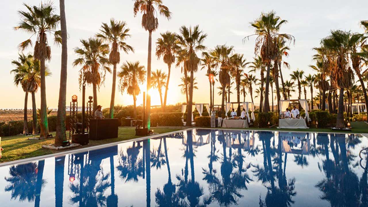 MarClub reabre na Guia com sunsets, DJ set e novo menu, numa programação de fim de tarde junto à Praia dos Salgados.