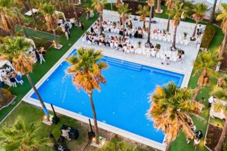 MarClub reabre na Guia com sunsets, DJ set e novo menu, numa programação de fim de tarde junto à Praia dos Salgados.