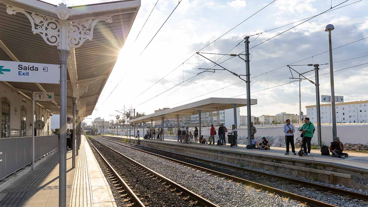 PS questiona o Governo sobre a ausência de comboios elétricos no Algarve, apesar de a eletrificação da linha estar concluída.