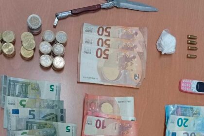 PSP deteve três pessoas por tráfico de droga em Faro, Olhão e Portimão, com cerca de 130 doses de cocaína apreendidas.