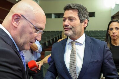 Antigo primeiro-ministro alerta para líderes que abandonam convicções para agradar ao eleitorado e critica a imitação do populismo.