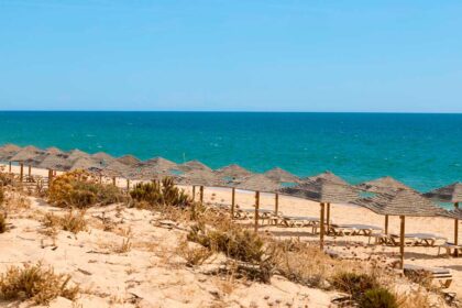 Loulé mantém Bandeira Azul em todas as suas praias e na Marina de Vilamoura, consolidando a qualidade das zonas balneares na época de 2026.