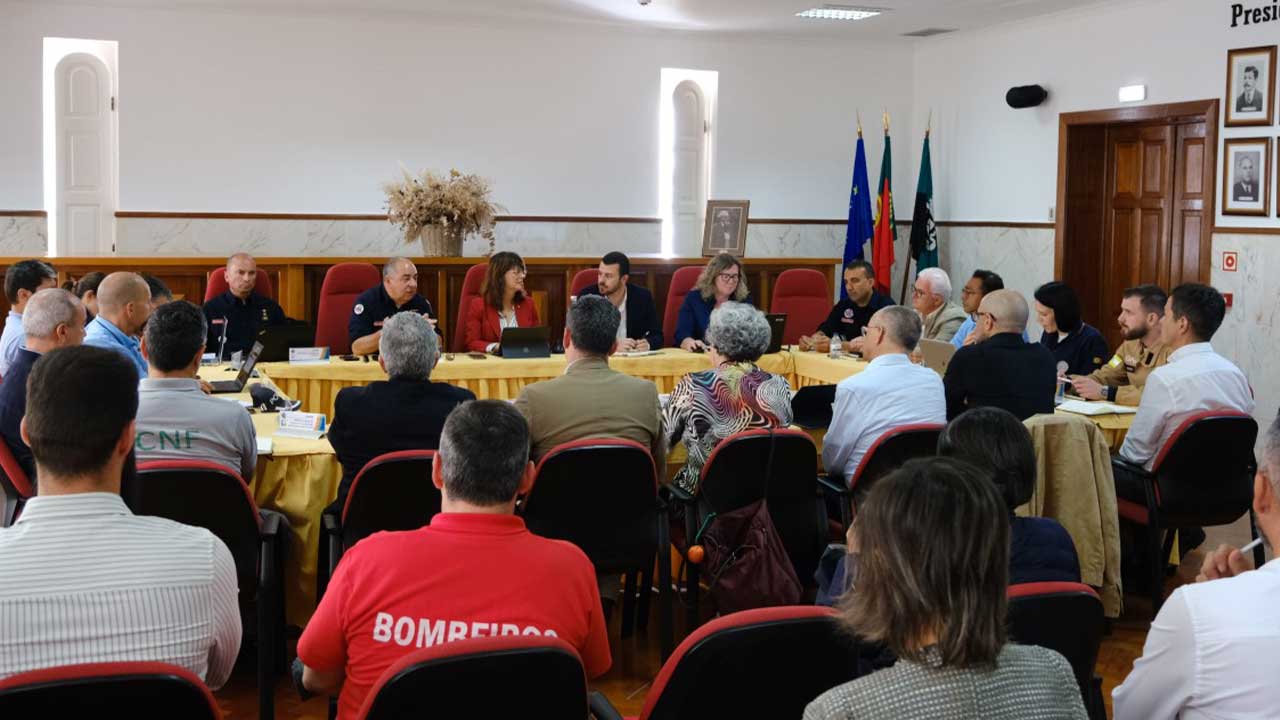 Reunião regional da Proteção Civil destacou combate a incêndios e novos investimentos no Algarve.