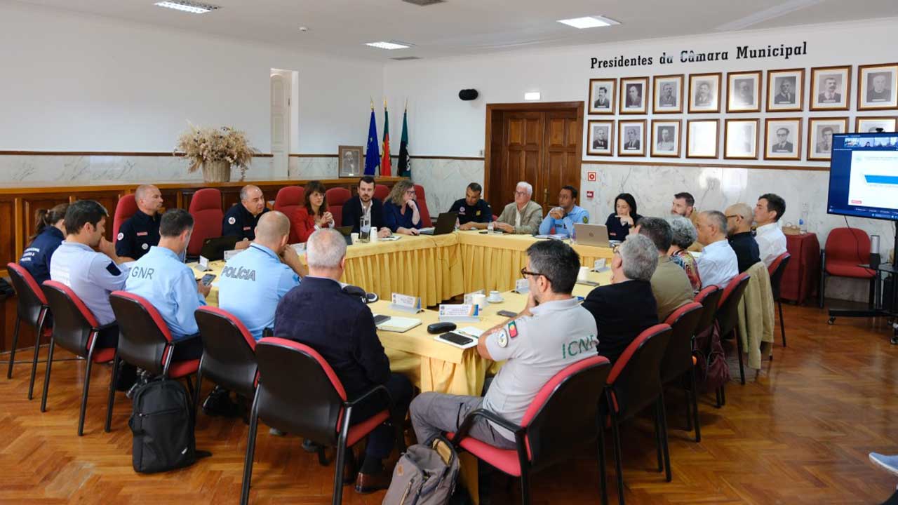 Reunião regional da Proteção Civil destacou combate a incêndios e novos investimentos no Algarve.