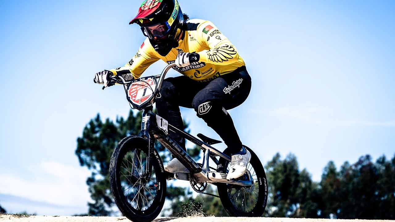 Renato da Silva e Íris Moraru venceram hoje na sexta ronda da Taça de Portugal de BMX em Sangalhos.
