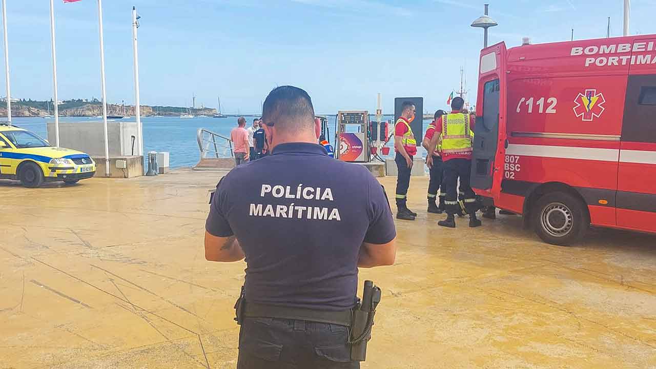 Barco turístico virou nas grutas de Benagil e obrigou ao resgate de 12 pessoas por meios de socorro marítimos.