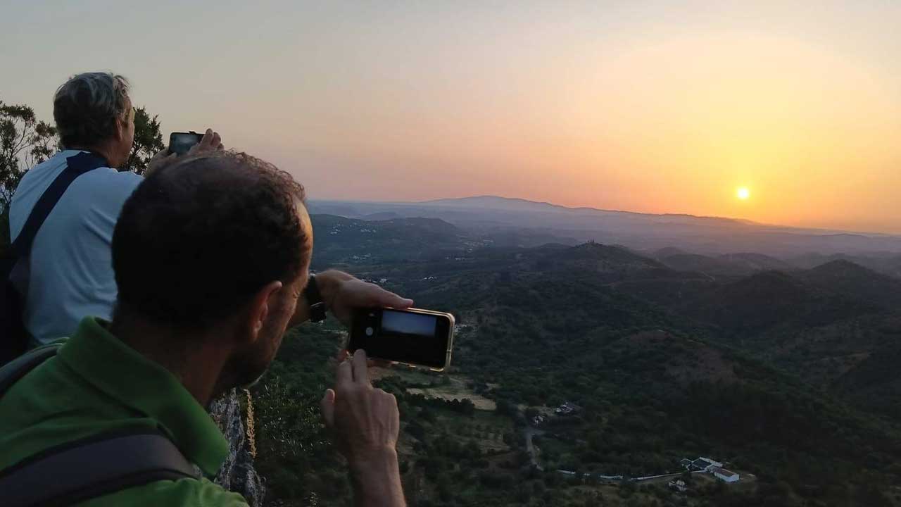 Passeio à Rocha dos Soídos assinala reconhecimento do Geoparque Algarvensis, com percurso ao entardecer e contemplação do pôr do sol.