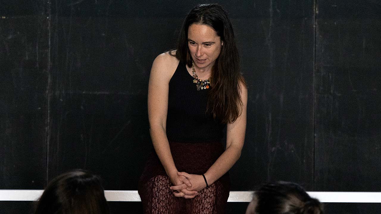 Sara Vicente assina a primeira encenação para a ACTA com «Petróleo», espetáculo apresentado no Teatro das Figuras.