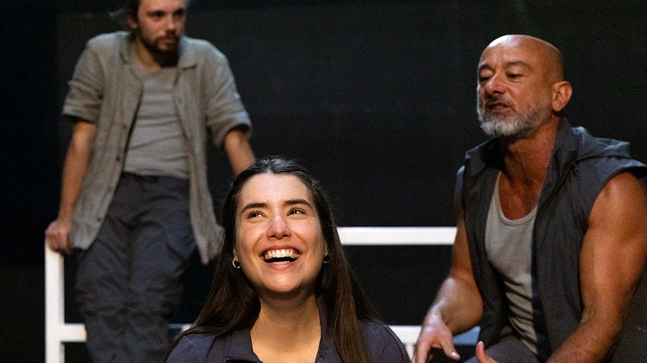 Sara Vicente assina a primeira encenação para a ACTA com «Petróleo», espetáculo apresentado no Teatro das Figuras.