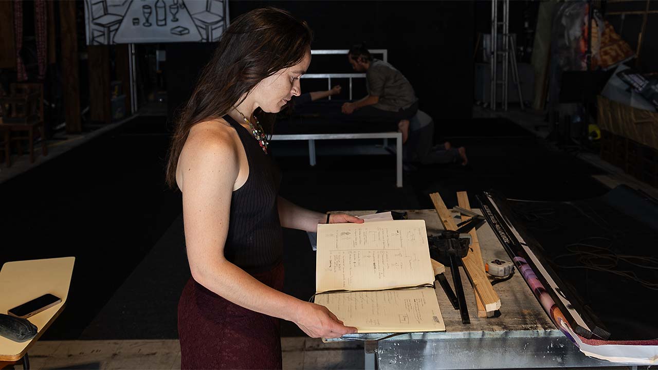 Sara Vicente assina a primeira encenação para a ACTA com «Petróleo», espetáculo apresentado no Teatro das Figuras.