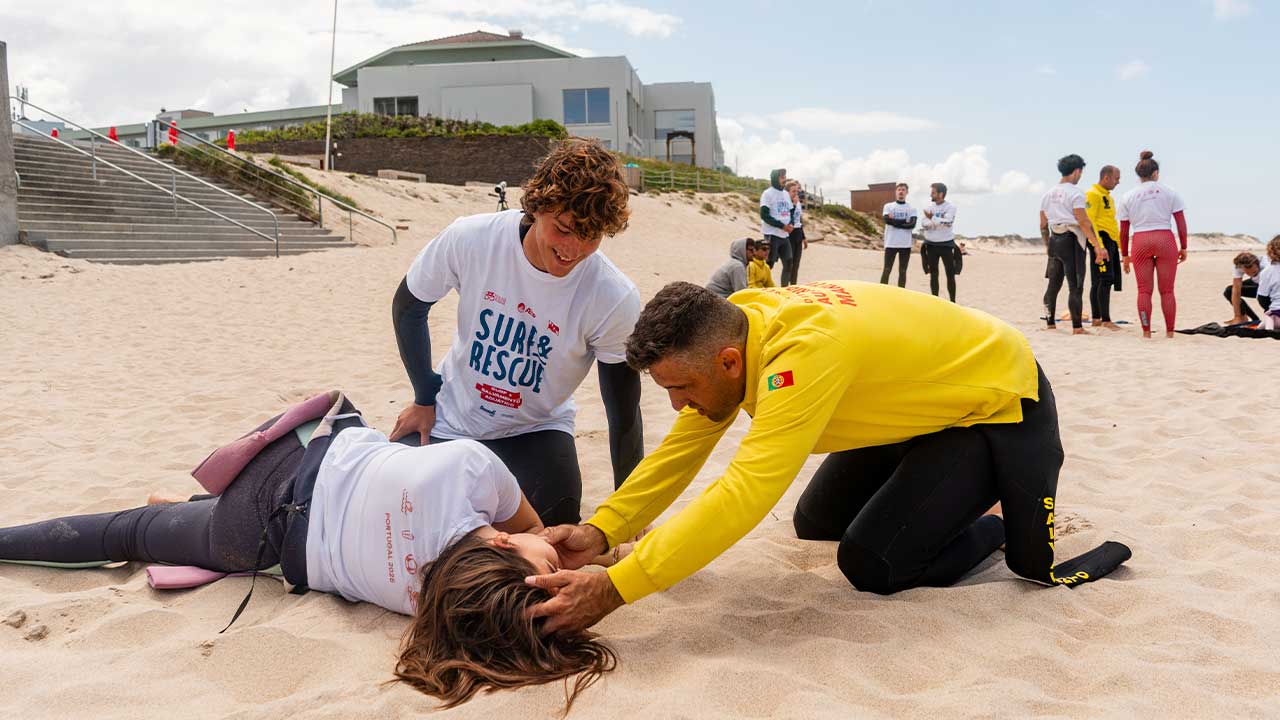 Portimão recebe formação Surf & Rescue para preparar surfistas e escolas de surf para situações de emergência.