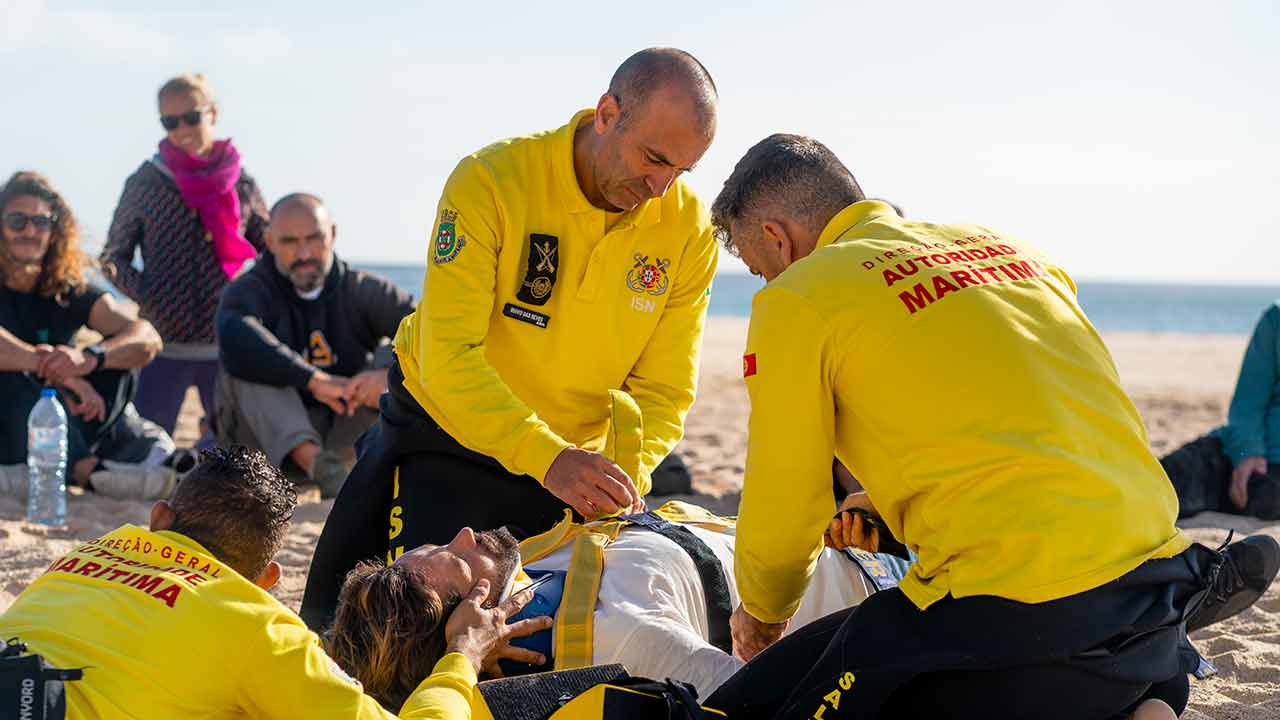 Praia da Rocha recebe formação «Surf & Rescue» para reforçar salvamento e segurança no mar.