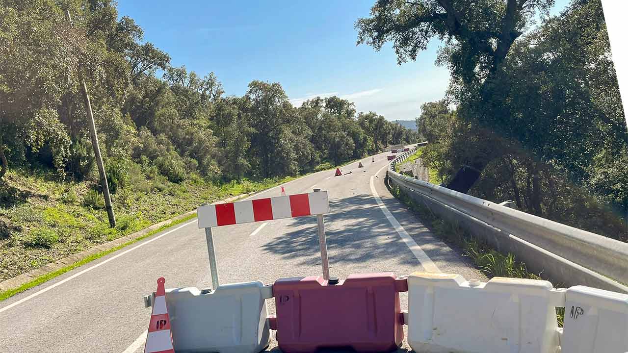 Deputados do PS querem a reposição da circulação no troço da EN2 encerrado entre Loulé e São Brás de Alportel.