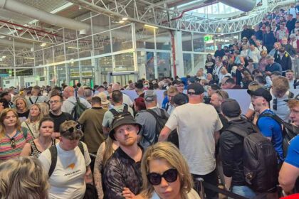 O setor turístico do Algarve quer suspender o sistema de fronteiras nos aeroportos até serem resolvidos os problemas que provocam atrasos na chegada ao país.