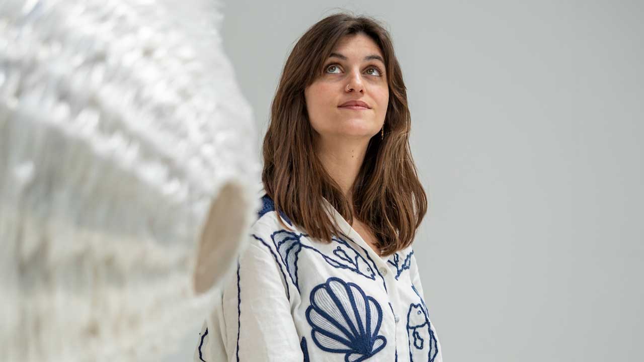 Vanessa Barragão criou «Genesis» a partir de 20 mil sacos de plástico recolhidos no AlgarveShopping.