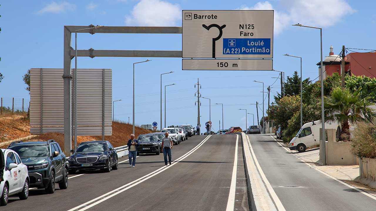 Miguel Pinto Luz inaugurou nova variante a Olhão e prometeu desbloquear obras no Algarve.