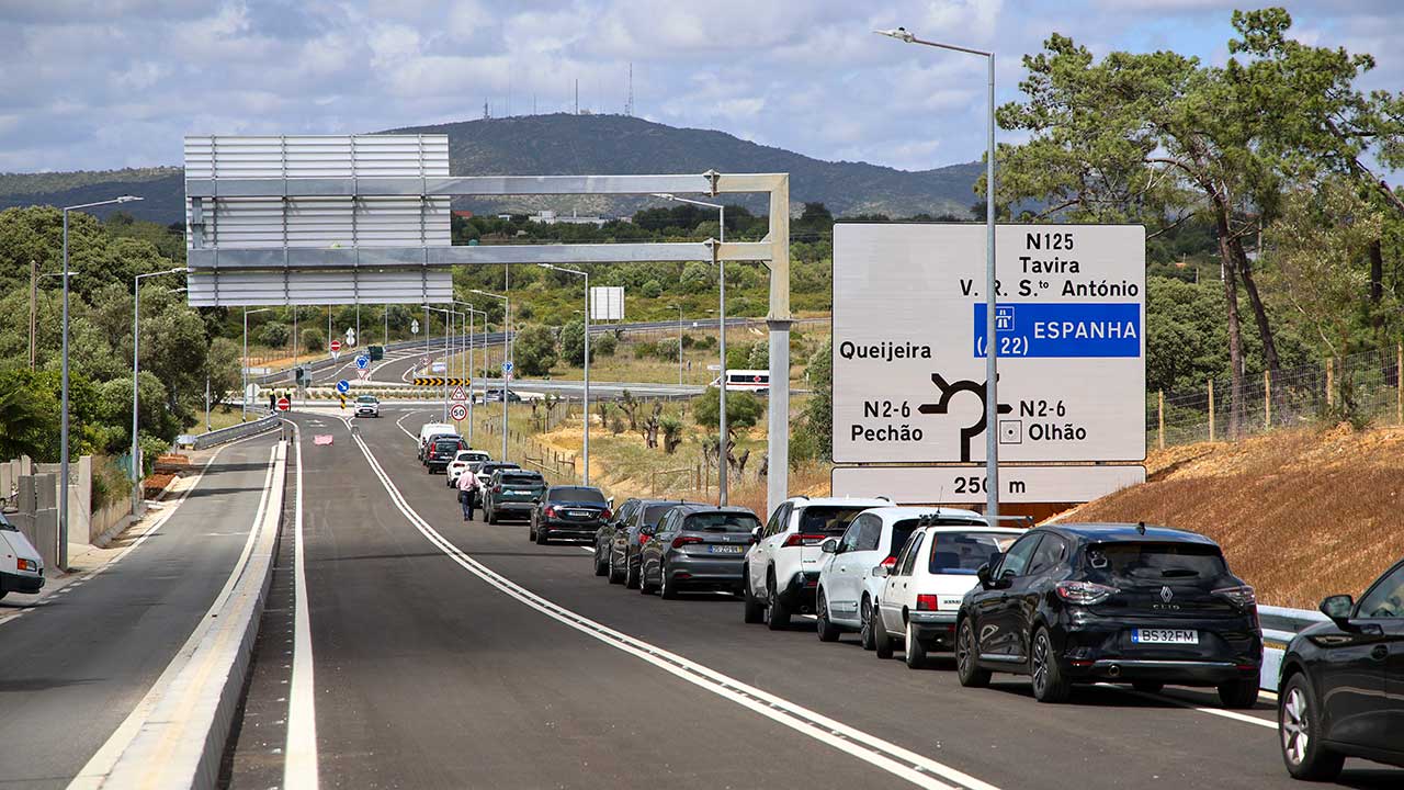 Miguel Pinto Luz inaugurou nova variante a Olhão e prometeu desbloquear obras no Algarve.