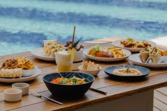 W Algarve junta sushi, provas de vinho, masterclasses e música ao vivo numa agenda de verão pensada para adultos e crianças.