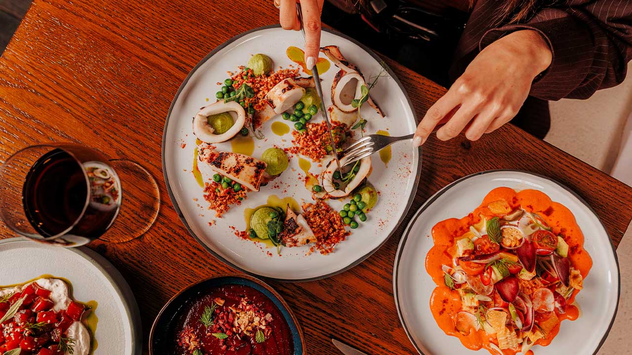 W Algarve junta sushi, provas de vinho, masterclasses e música ao vivo numa agenda de verão pensada para adultos e crianças.
