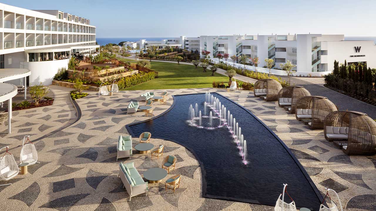 W Algarve junta sushi, provas de vinho, masterclasses e música ao vivo numa agenda de verão pensada para adultos e crianças.