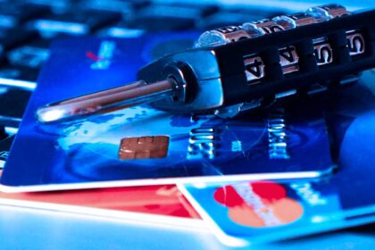 Homem é suspeito de se ter apropriado de dados bancários de várias vítimas e de dezenas de milhares de euros.